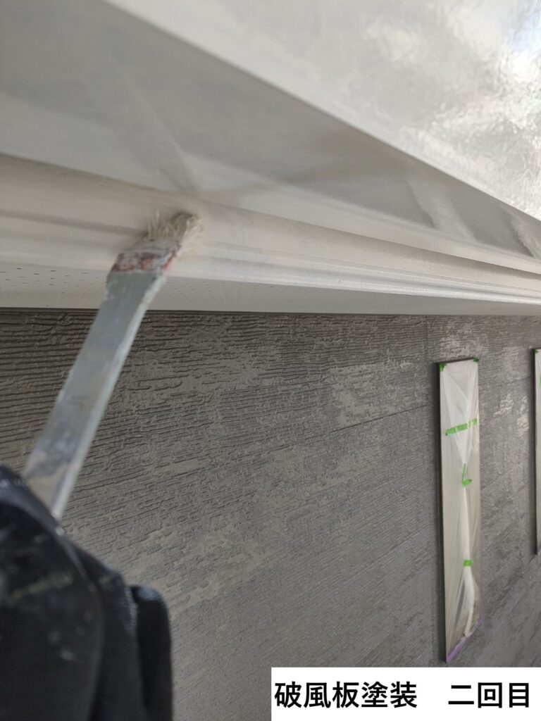 軒天塗装、2回目です。細かい部分もしっかりと塗装します。